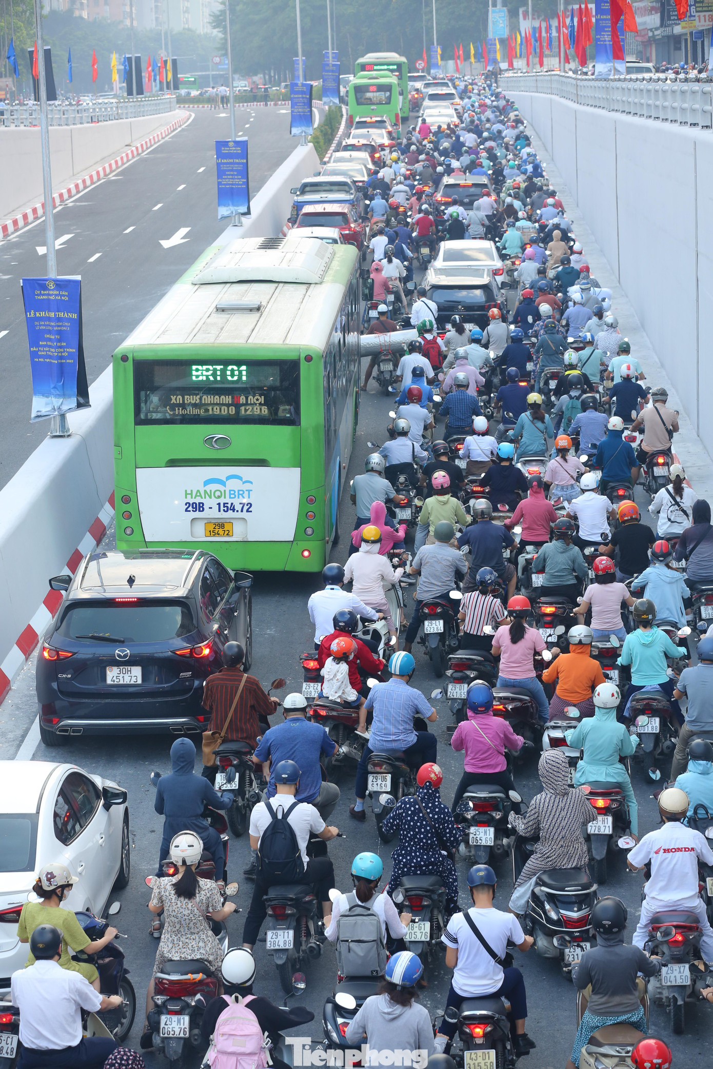 Hiện tại hầm chui mới chỉ mở một chiều từ đường Tố Hữu vào trung tâm Hà Nội. Chiều hầm còn lại sẽ thông xe sau 9h.