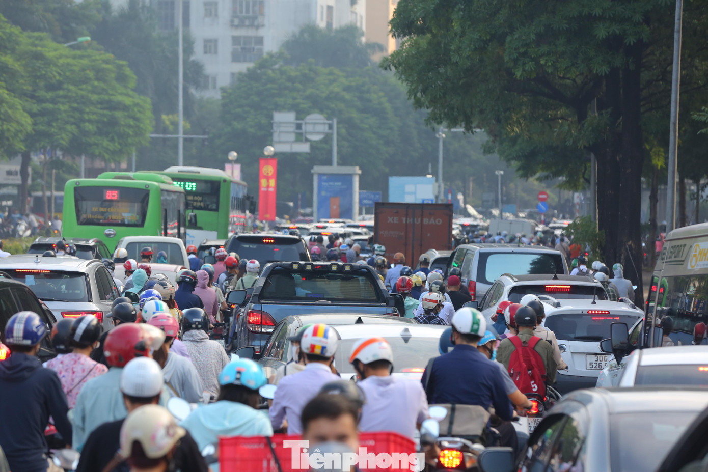 Nhiều phương tiện mất nửa tiếng đồng hồ để qua hầm chui.