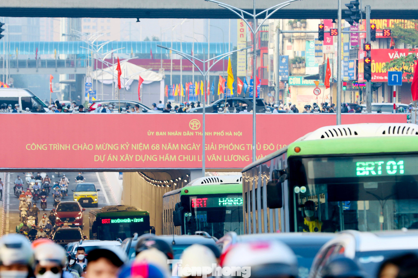 Sở GTVT Hà Nội cấm các phương tiện như xe thô sơ và người đi bộ, các phương tiện có chiều cao quá 4,75m đi qua hầm chui Lê Văn Lương.