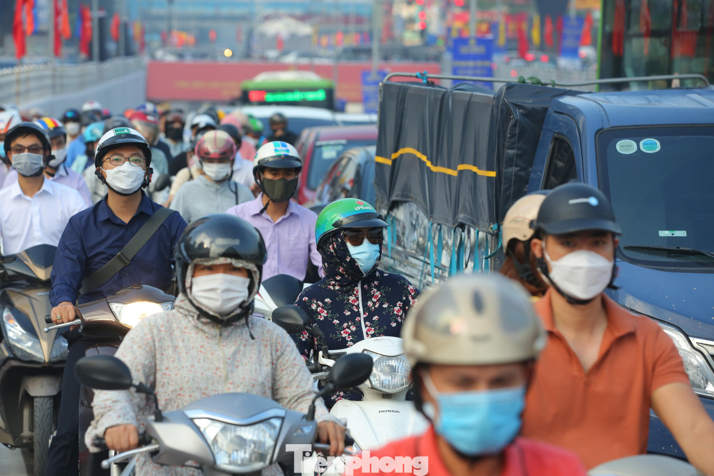 Phía đầu cửa hầm hướng vào nội đô thành phố, ùn tắc cục bộ đã xảy ra.