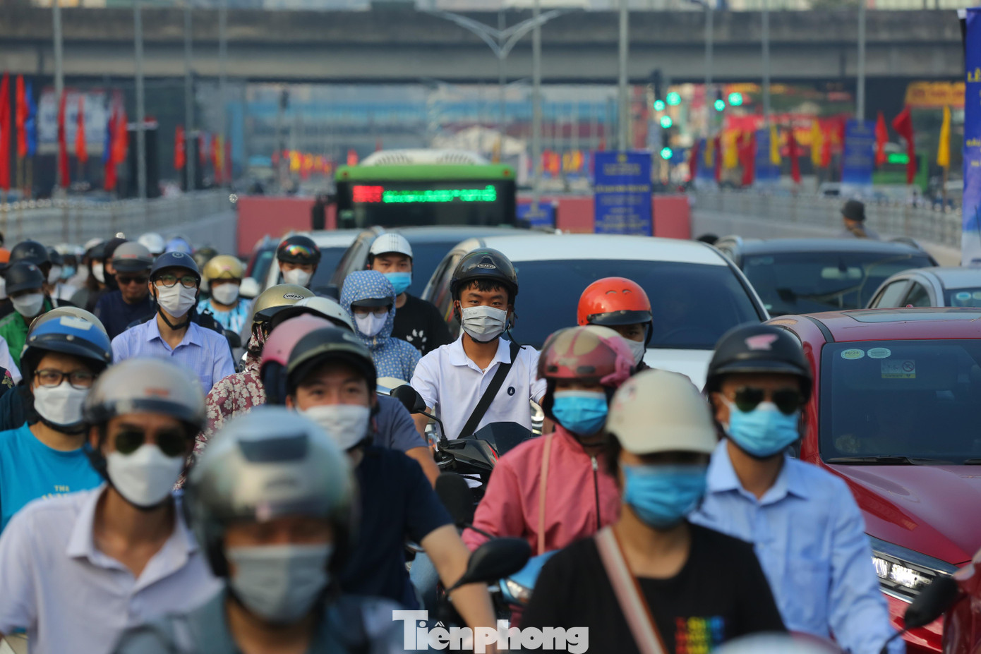 Nhiều người dân tỏ ra mệt mỏi khi phải chờ đợi hàng chục phút mà vẫn chưa di chuyển được ra khỏi hầm chui.