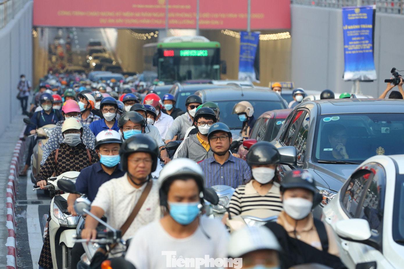 Các phương tiện ùn ứ, khó nhọc di chuyển hướng về nút giao Lê Văn Lương - Hoàng Minh Giám - Nguyễn Tuân.