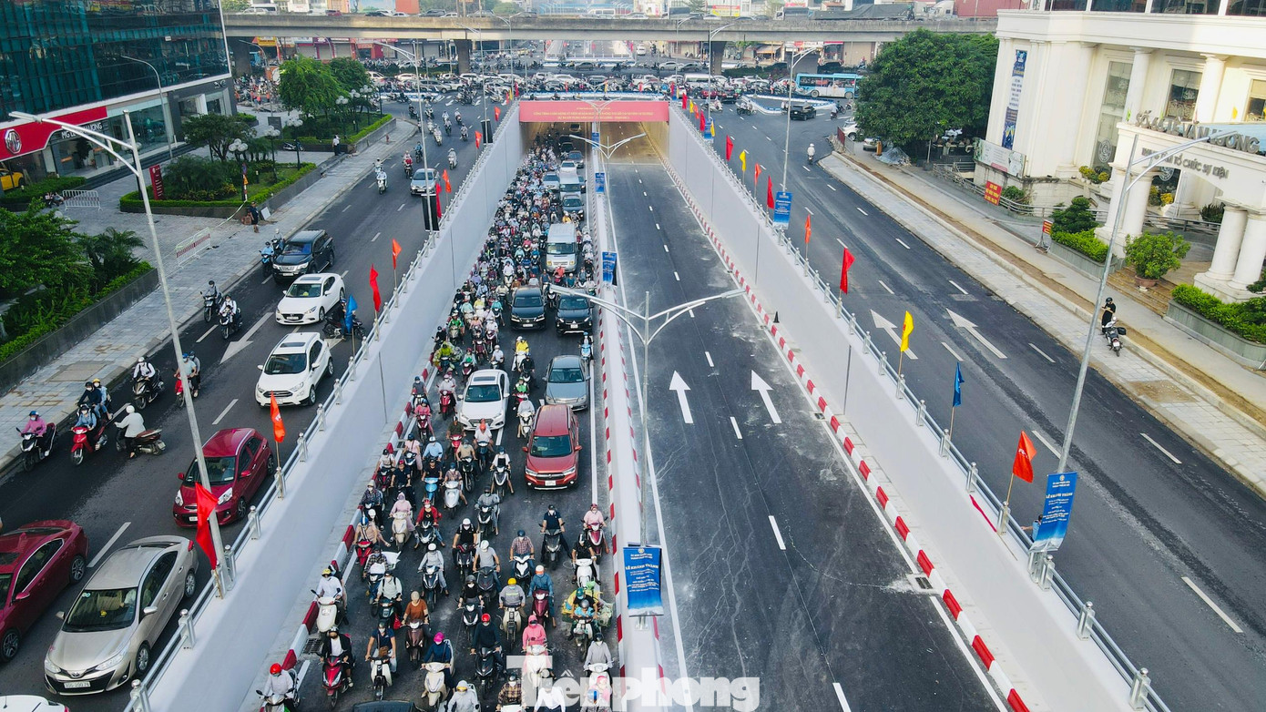 Hàng dài xe nối đuôi nhau nhích từng chút một...