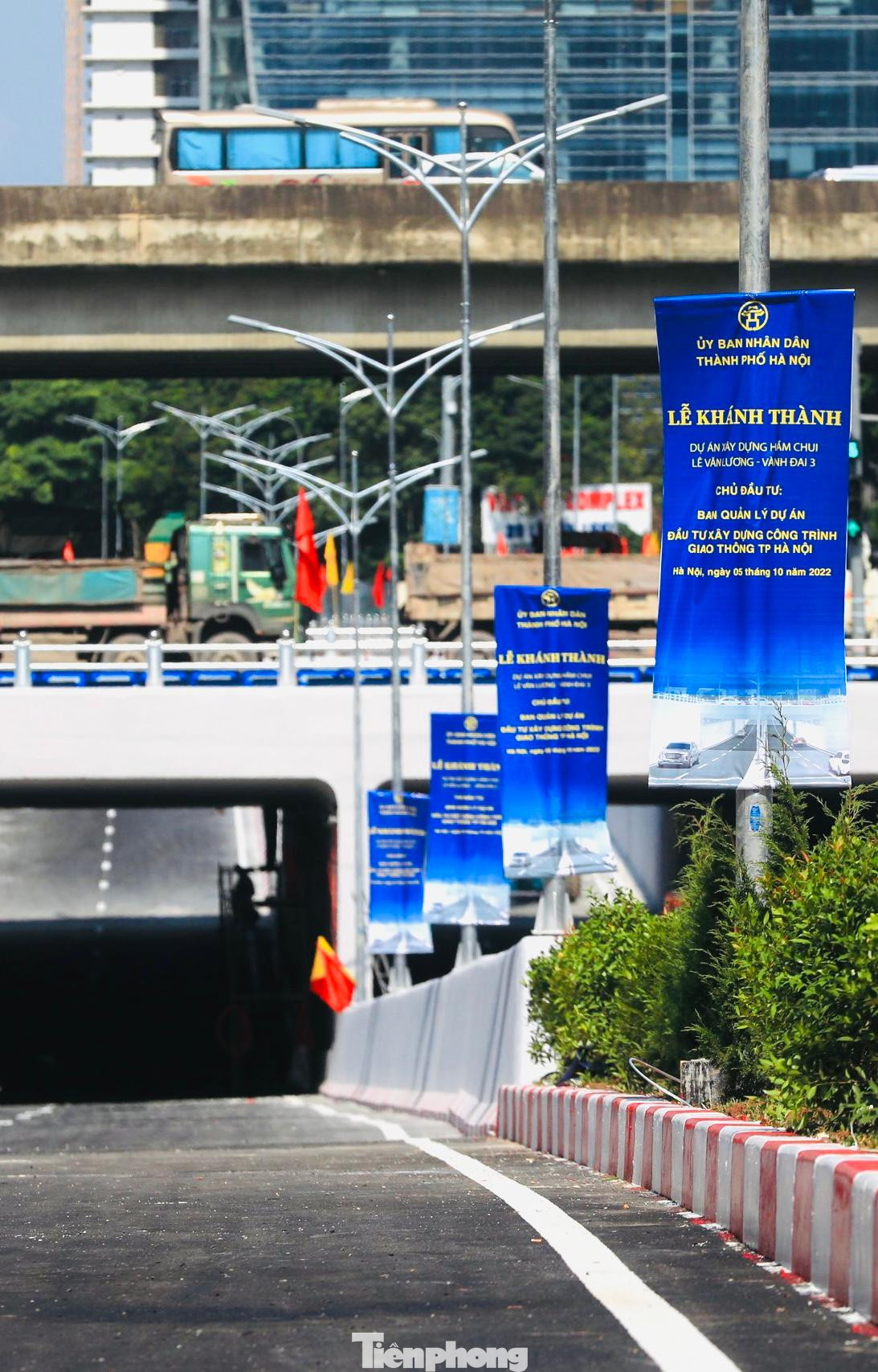 Theo thiết kế, hầm chui Lê Văn Lương có tổng chiều dài khoảng 475m. Mặt cắt ngang gồm hai hầm riêng biệt, mỗi hầm có bề rộng 7,75m, gồm 2 làn xe cơ giới rộng 3,5 m/làn.