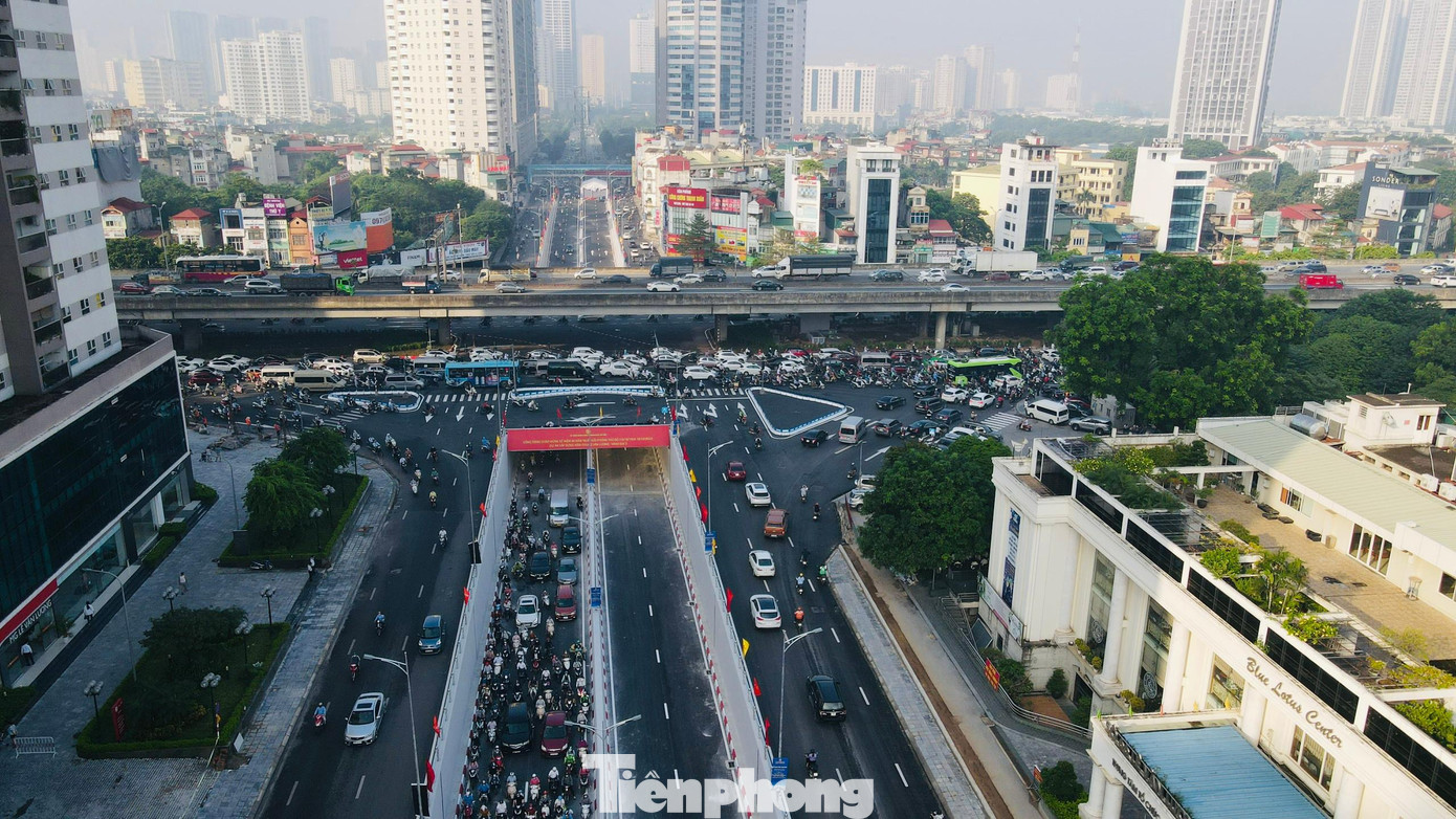 Theo hướng dẫn của Sở GTVT, các phương tiện lưu thông trên đường Khuất Duy Tiến (Vành đai 3) không được phép rẽ trái đi đường Lê Văn Lương hoặc đường Tố Hữu.