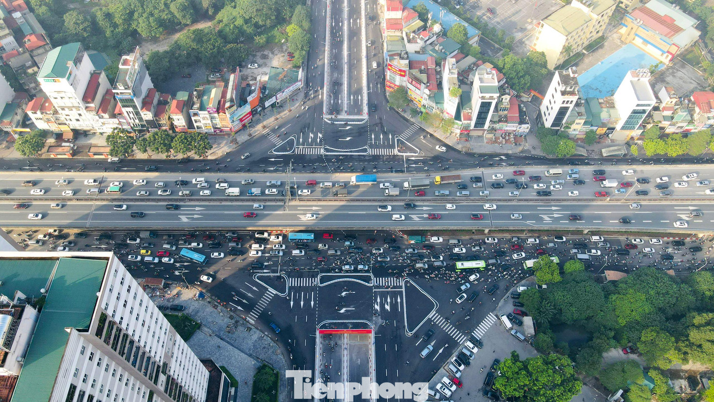 Đúng 7h sáng nay (5/10), hầm chui Lê Văn Lương đã chính thức được đưa vào sử dụng sau 2 năm thi công.