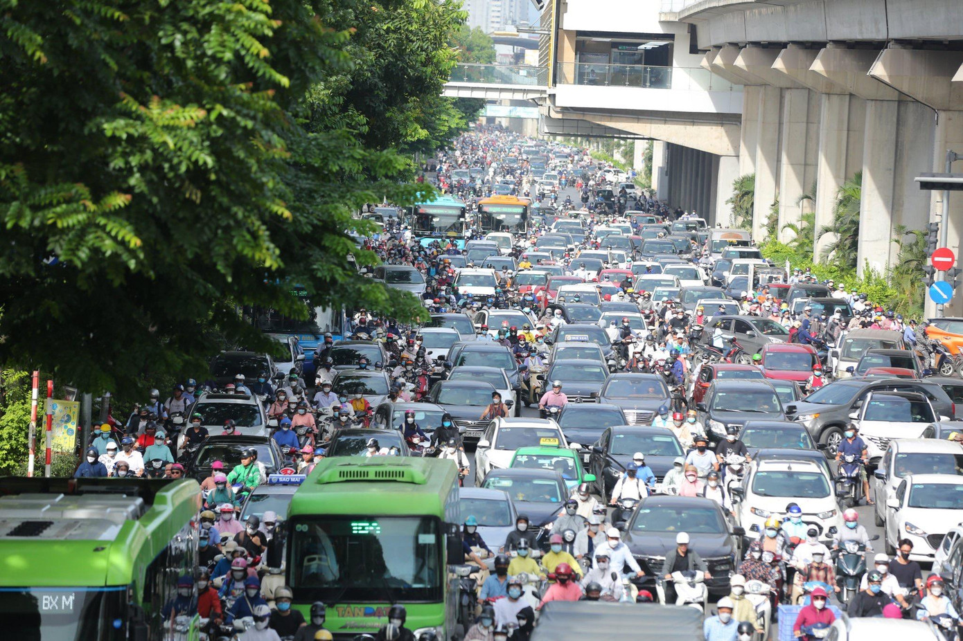 Các phương tiện ken kín đặc không một khoảng trống thời điểm 7h30. Các phương tiện ken kín đặc không một khoảng trống thời điểm 7h30.