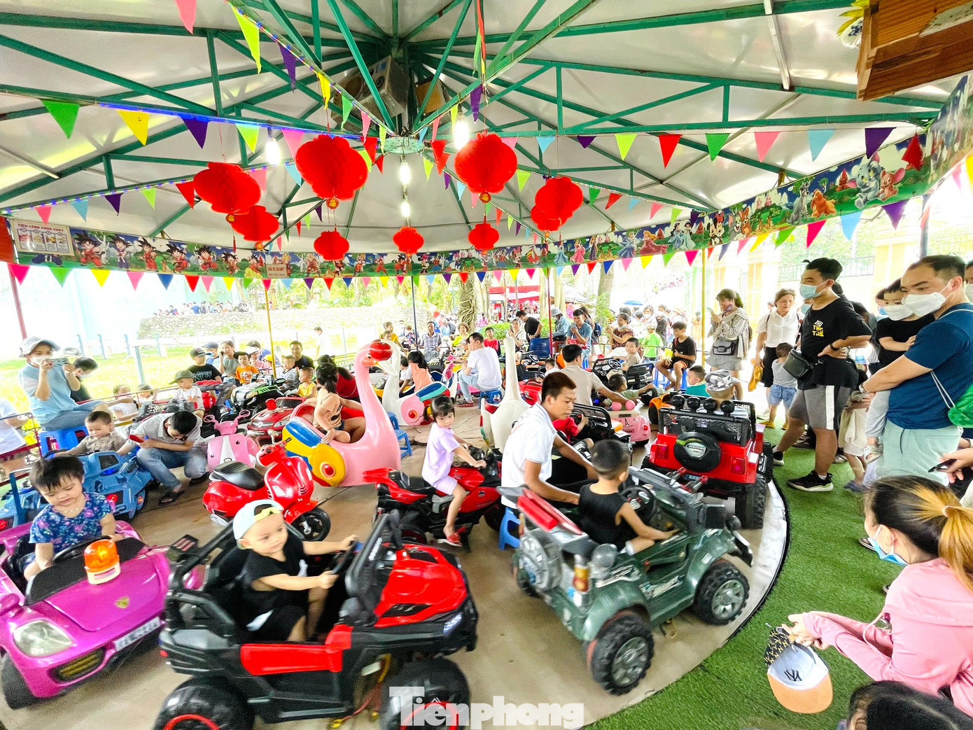 Càng gần về trưa, thời tiết càng oi nóng hơn nhưng vẫn không giảm được không khí "vui chơi hết mình" của các em nhỏ.