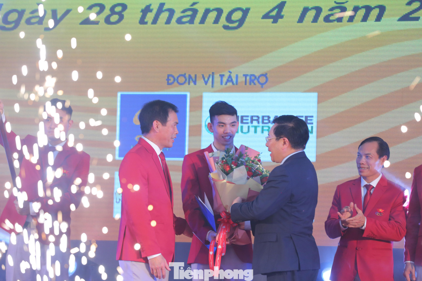 Phó Thủ tướng thường trực Chính phủ Phạm Bình Minh tặng hoa, chúc các vận động viên thi đấu tốt tại kỳ SEA Games năm nay.