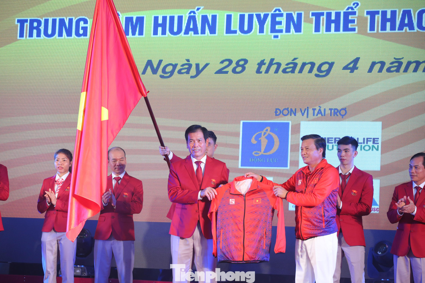 Trưởng đoàn thể thao Việt Nam Trần Đức Phấn nhận tài trợ áo đấu từ nhà tài trợ.