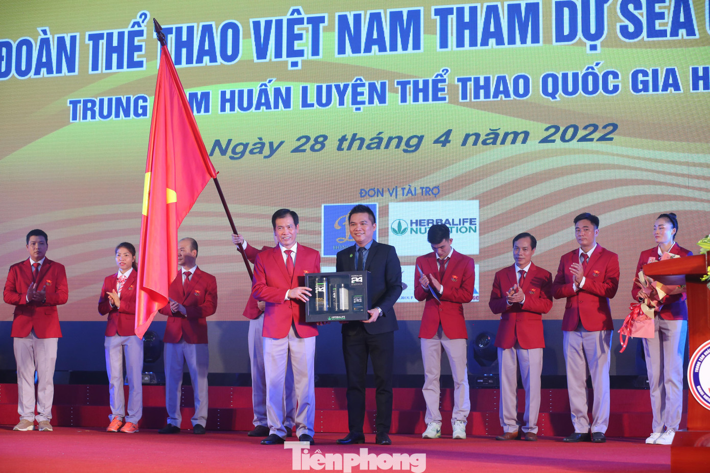 Trưởng đoàn thể thao Việt Nam Trần Đức Phấn nhận quà tặng dinh dưỡng từ đại diện nhà tài trợ
