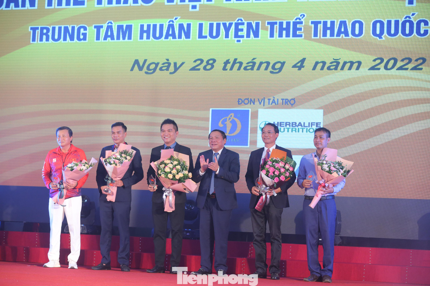 Bộ trưởng Bộ Văn hóa, Thể thao và Du lịch Nguyễn Văn Hùng tặng hoa cho các nhà tài trợ.
