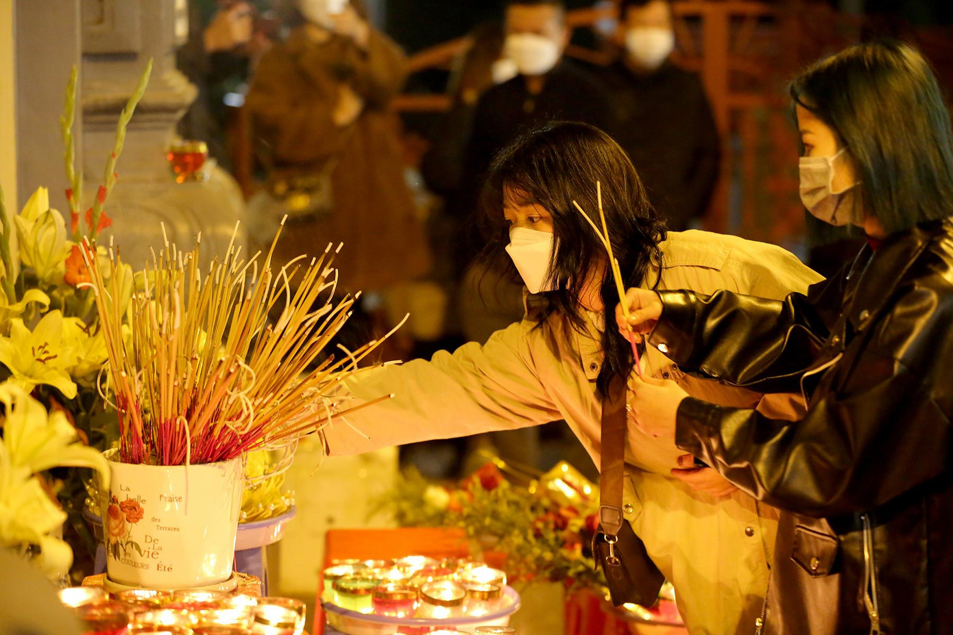 Nhiều người sắm lễ chỉ có thể đặt lễ phía cổng của Phủ Tây Hồ rồi vái vọng từ phía bên ngoài cửa để cầu bình an, may mắn cả năm cho gia đình sau thời khắc giao thừa.