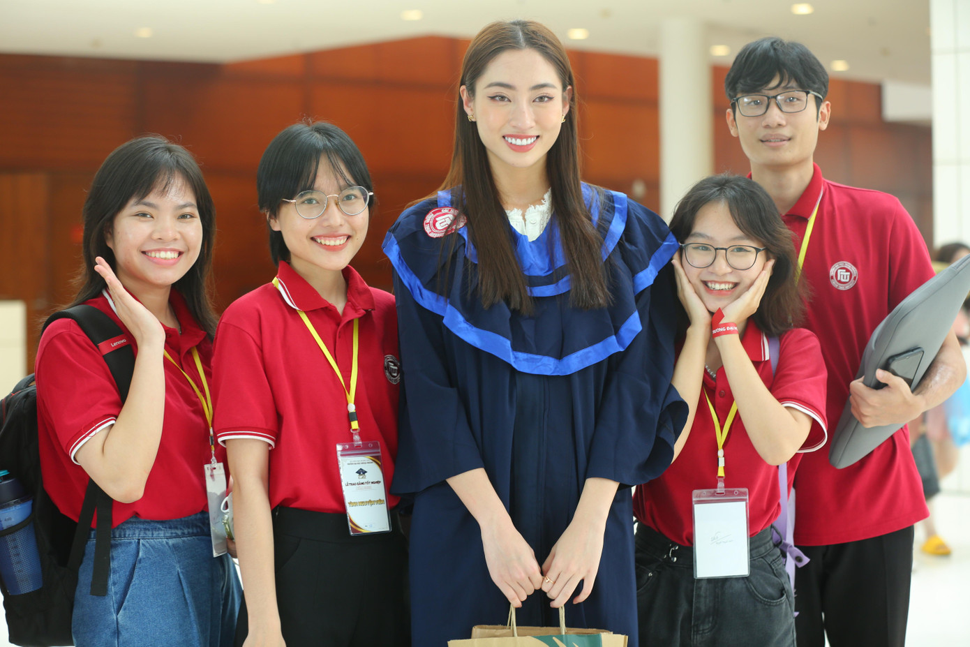 Và các bạn khoá sau.