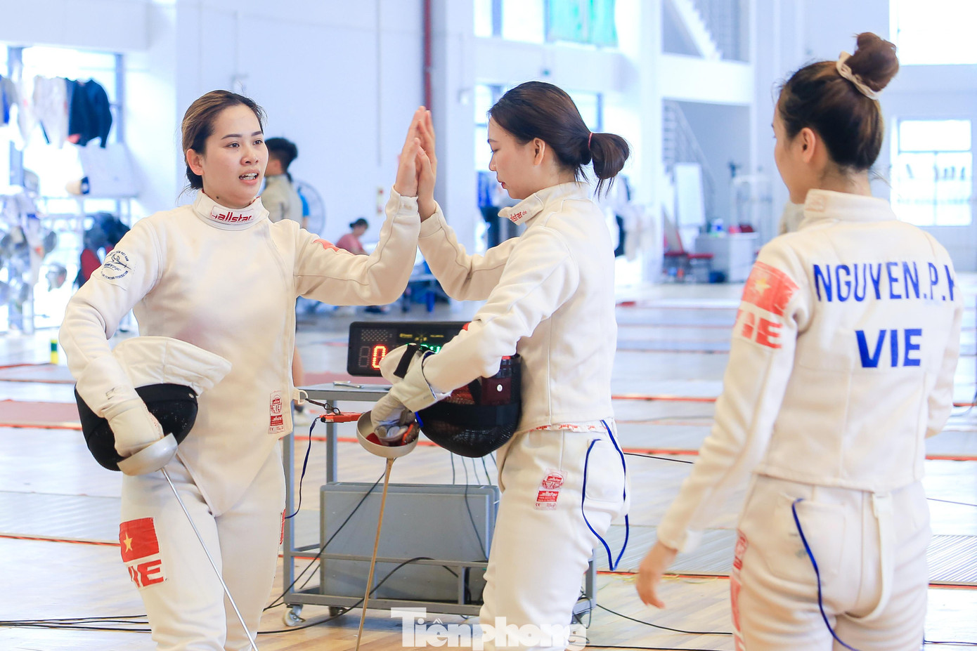 Việc luyện tập gặp khá nhiều khó khăn, vất vả nhất là trong thời tiết nắng nóng oi bức với bộ quần áo bảo hộ khá dầy và bí.