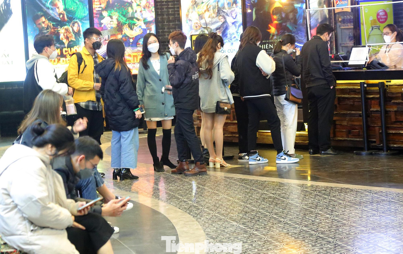Khu vực sảnh chờ khá đông người.
