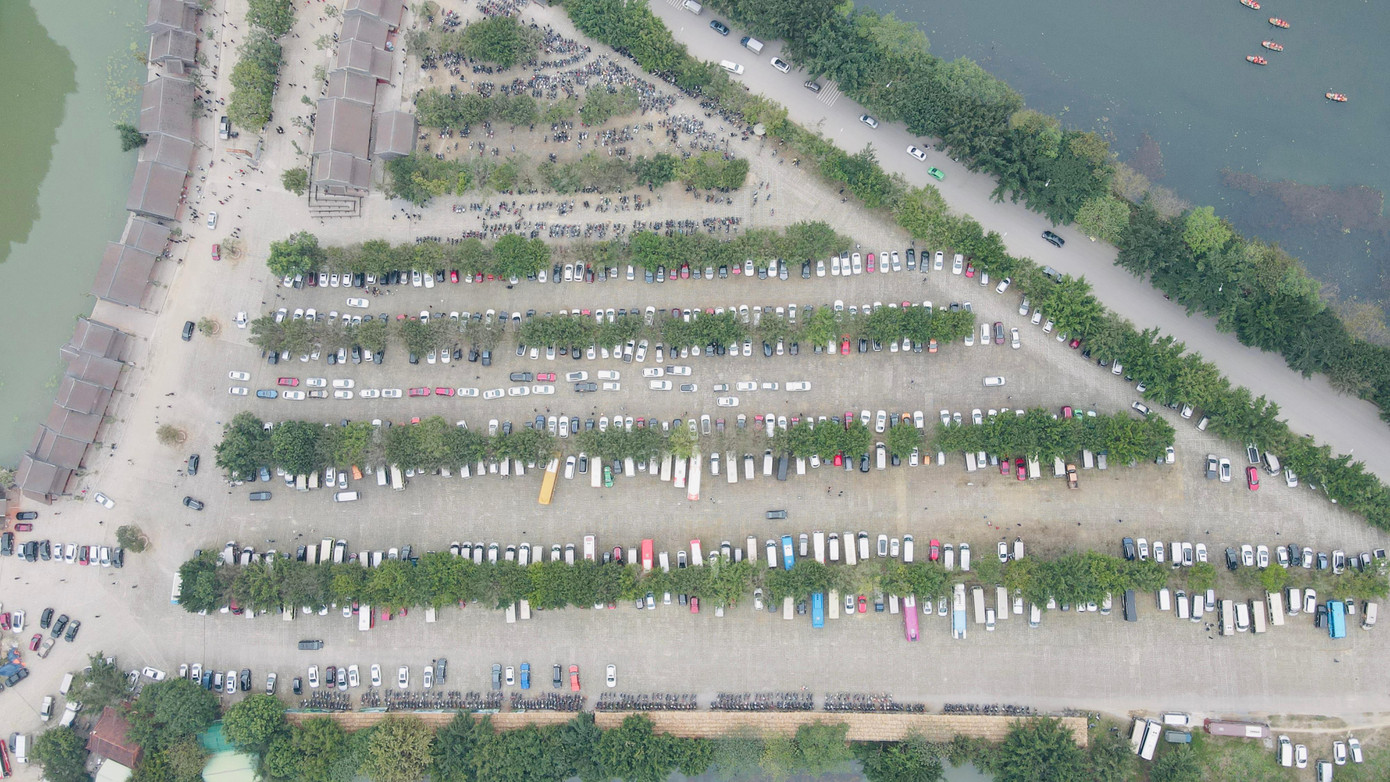 Bãi đỗ xe chật kín