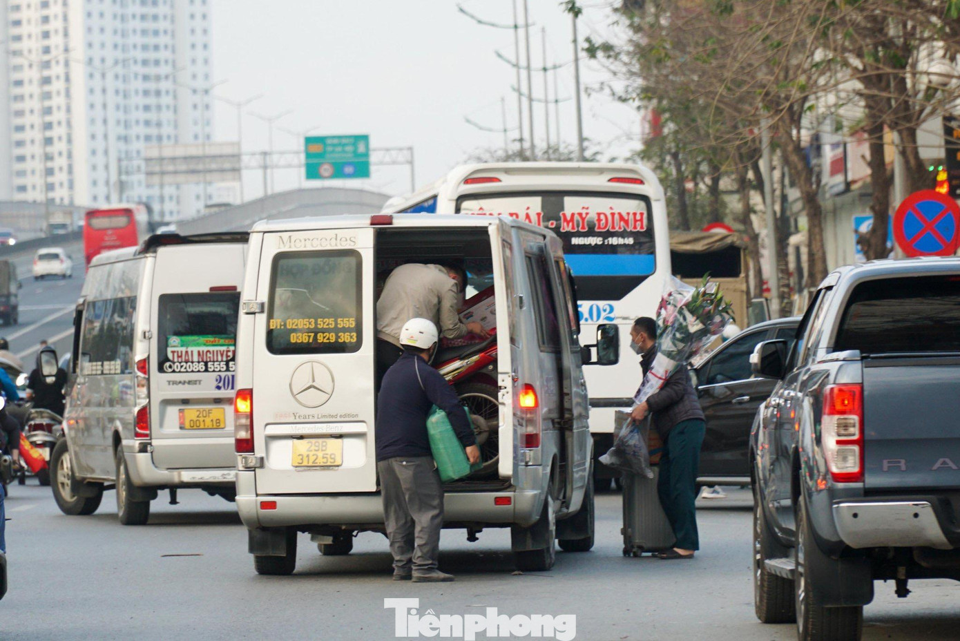 Tại nhiều vị trí trên đường Phạm Hùng, lối dẫn lên đường trên cao dù đã có biển cấm ô tô dừng đỗ, tuy nhiên, hàng loạt xe khách vẫn ngang nhiên dừng xe đón khách.
