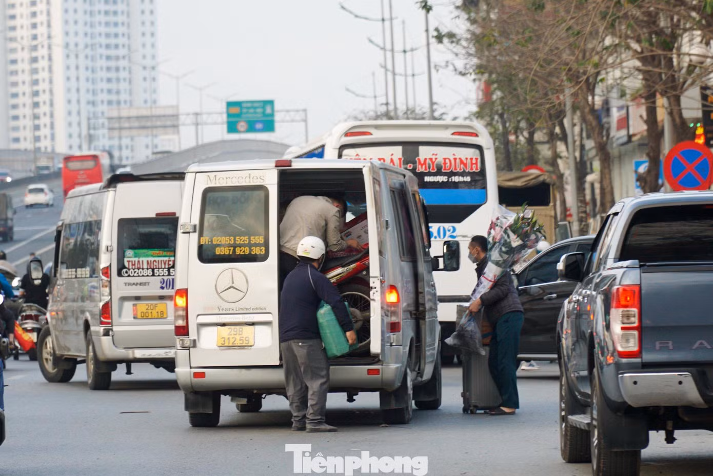 Tại nhiều vị trí trên đường Phạm Hùng, lối dẫn lên đường trên cao dù đã có biển cấm ô tô dừng đỗ, tuy nhiên, hàng loạt xe khách vẫn ngang nhiên dừng xe đón khách.