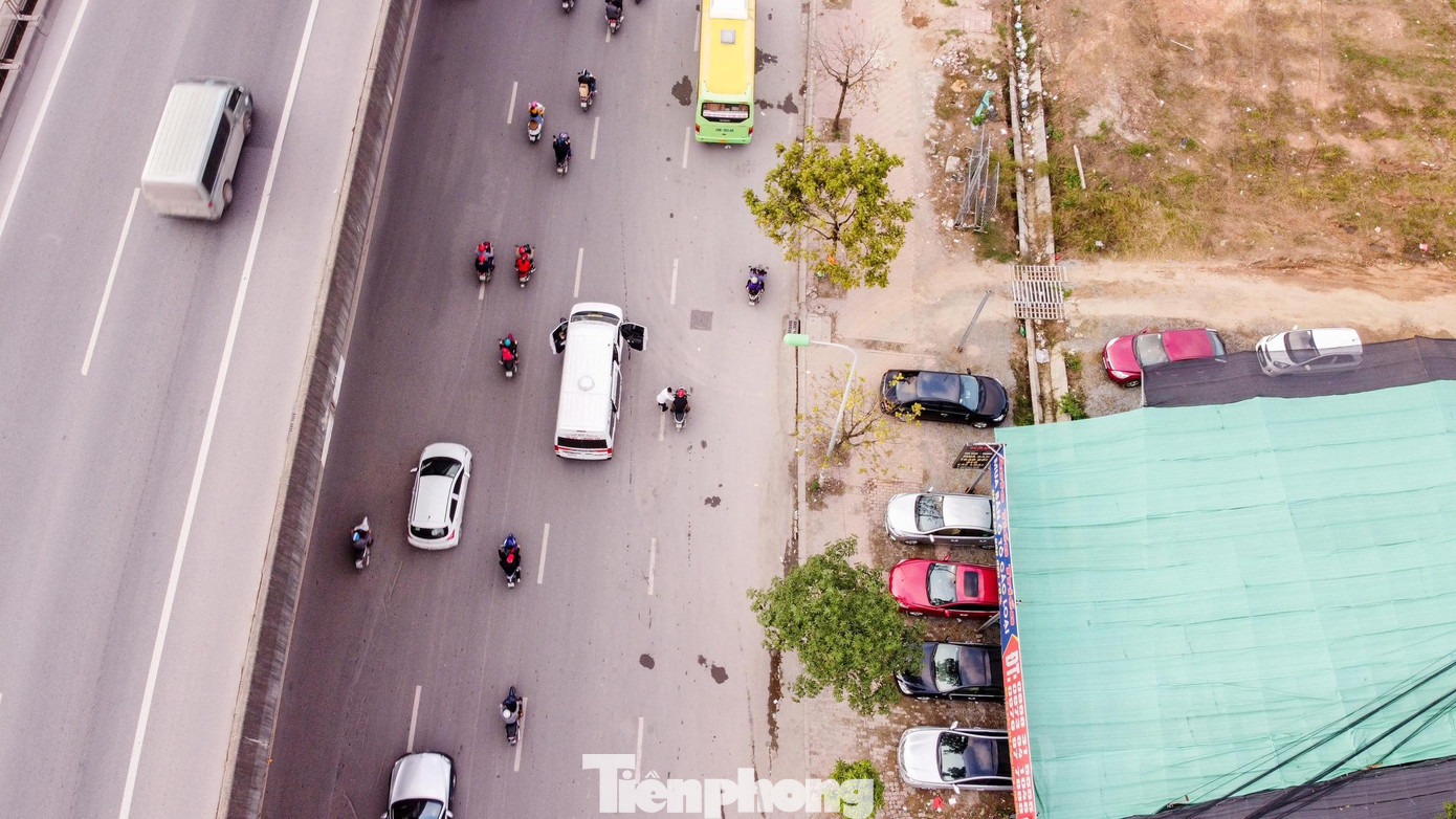 Trái ngược với không khí ảm đạm, vắng vẻ bên trong bến xe, các tuyến đường quanh bến Mỹ Đình xuất hiện nhiều xe khách bắt khách trên đường, thậm chí lái xe dừng giữa đường để đón khách.