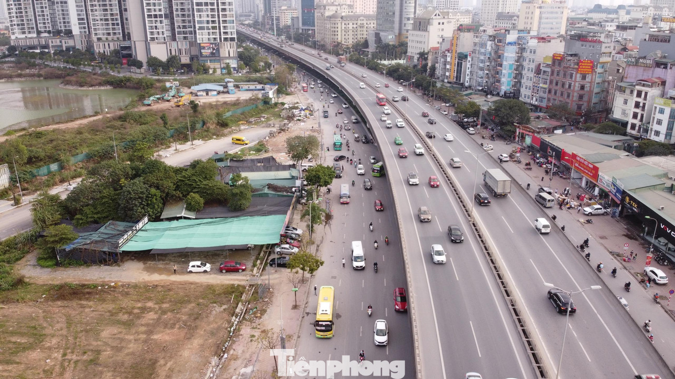 Theo ghi nhận, những ngày cận Tết Nguyên đán, quanh các khu vực bến xe Mỹ Đình xuất hiện nhiều xe khách chạy tốc độ &quot;rùa bò&quot;, ngang nhiên đón khách dọc đường.