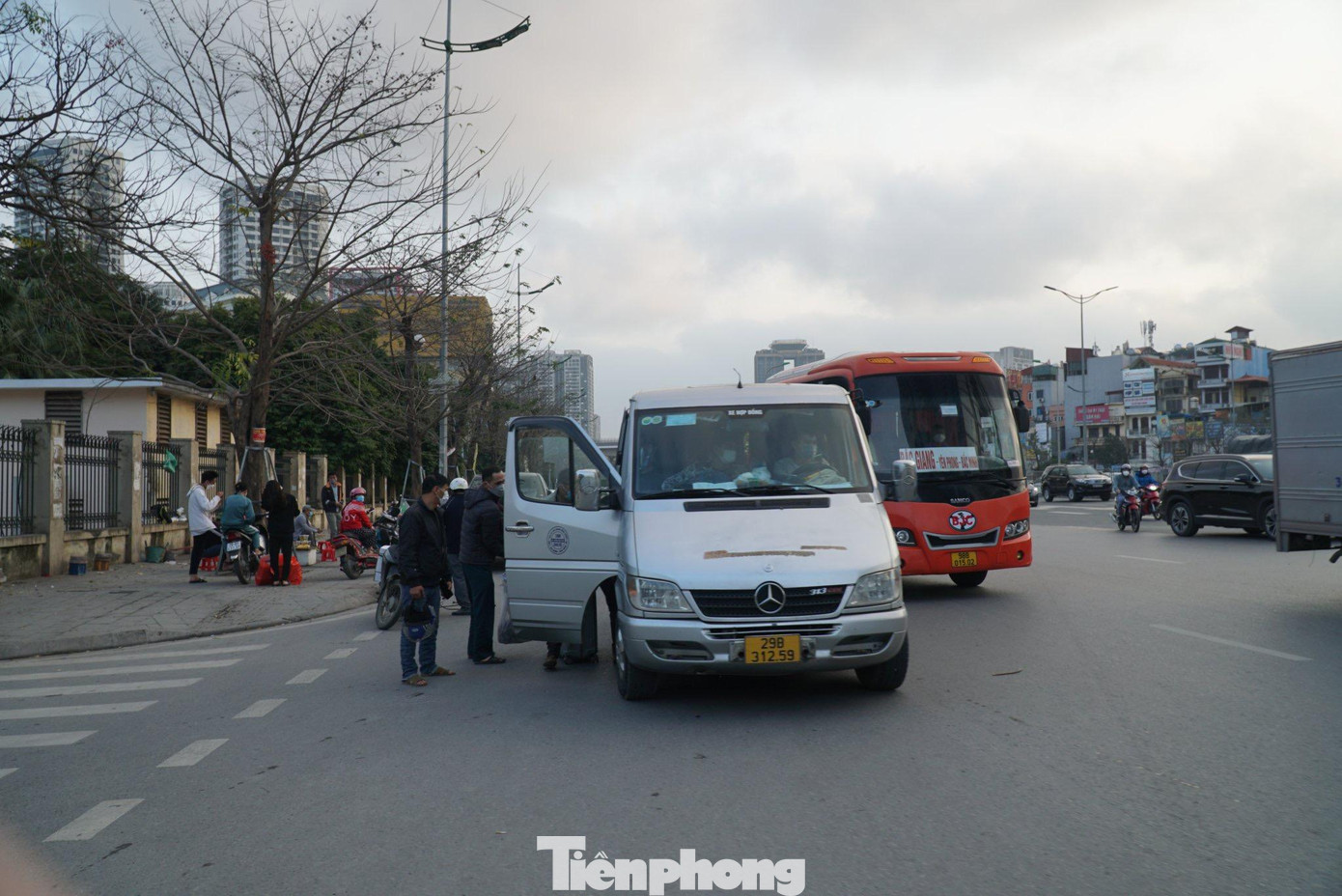 Thiếu tá Trần Quang Chinh – Phó đội trưởng Đội CSGT đường bộ số 6, Phòng CSGT – CATP Hà Nội cho biết: &quot;Đội CSGT số 6 đã triển khai nhiều tổ tuần tra kiểm soát những ngày qua để xử lý các trường hợp vi phạm. Đối với các trường đi chậm, đón trả khách trên đường lực lượng chức năng tiến hành dùng máy nghiệp vụ ghi hình, xử lý phạt nguội.