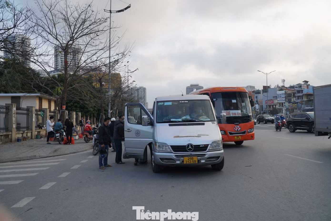 Thiếu tá Trần Quang Chinh – Phó đội trưởng Đội CSGT đường bộ số 6, Phòng CSGT – CATP Hà Nội cho biết: "Đội CSGT số 6 đã triển khai nhiều tổ tuần tra kiểm soát những ngày qua để xử lý các trường hợp vi phạm. Đối với các trường đi chậm, đón trả khách trên đường lực lượng chức năng tiến hành dùng máy nghiệp vụ ghi hình, xử lý phạt nguội.