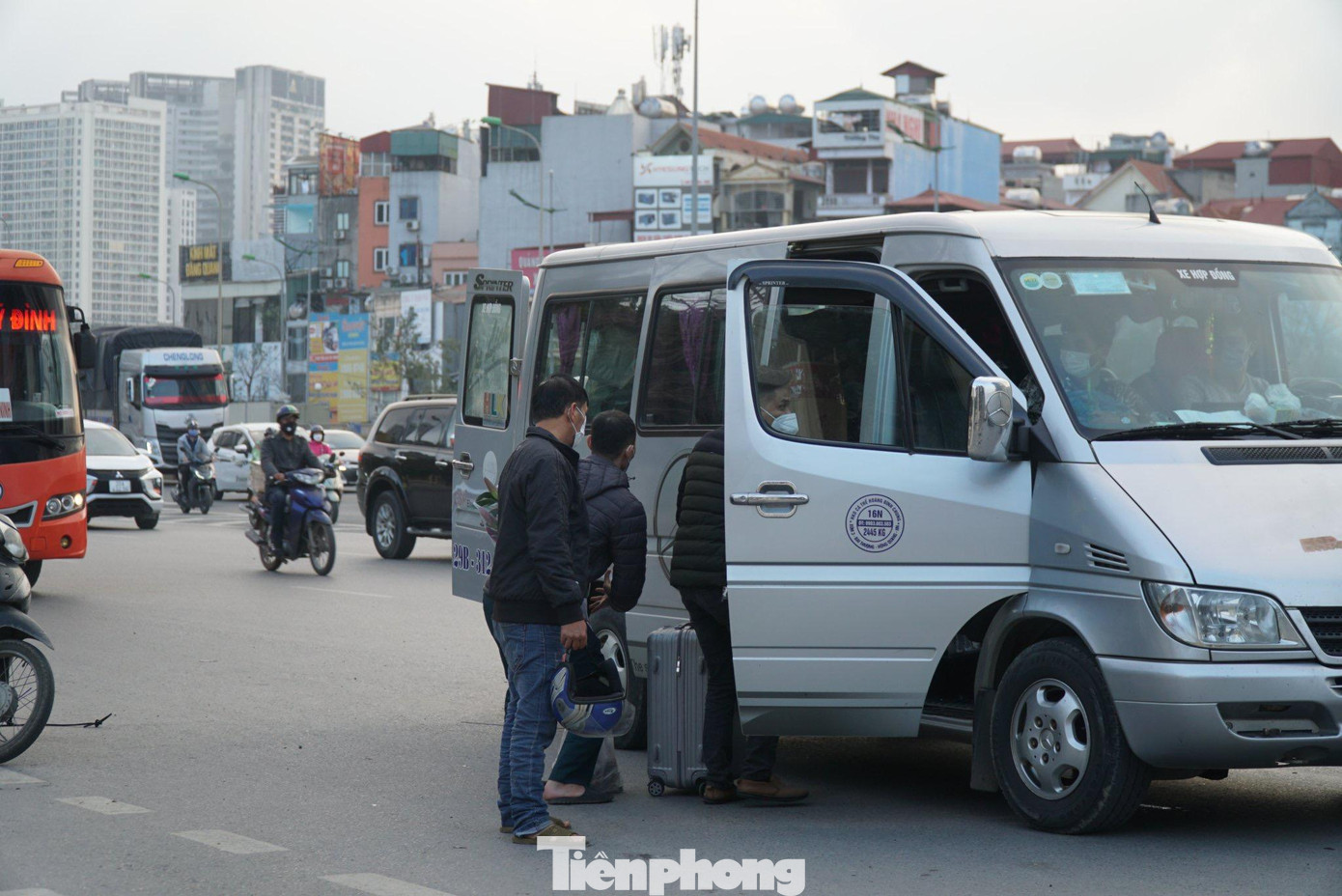Nhiều xe khách vô tư ngang nhiên lấn chiếm lòng đường, bắt khách dọc đường gây cản trở, ùn tắc giao thông.
