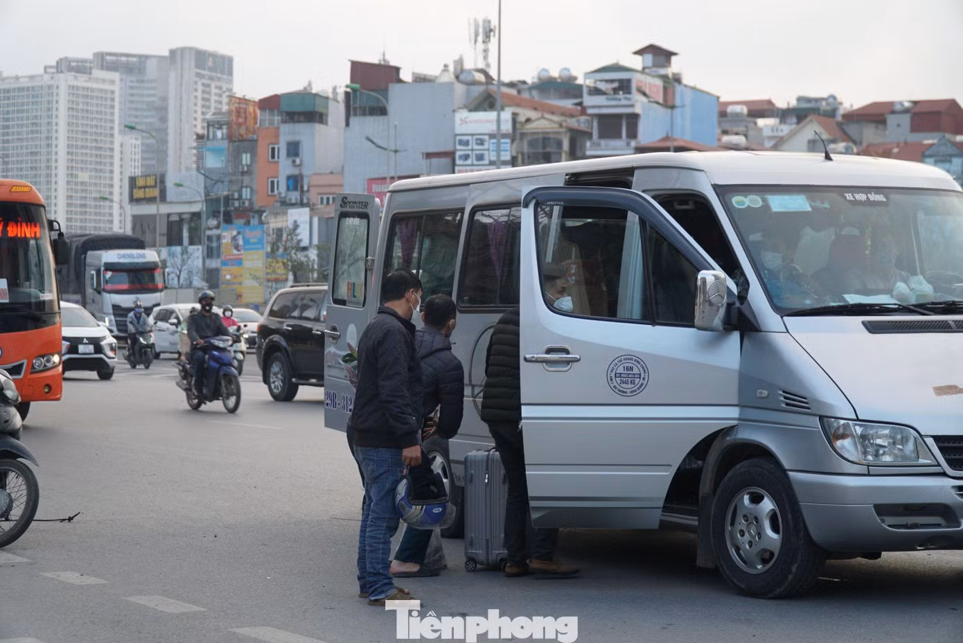 Nhiều xe khách vô tư ngang nhiên lấn chiếm lòng đường, bắt khách dọc đường gây cản trở, ùn tắc giao thông.