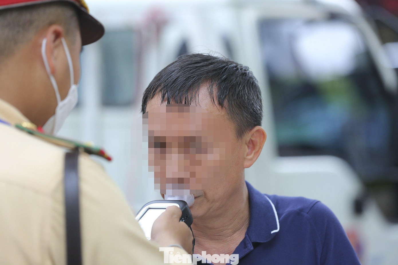 Trong buổi chiều ngày 6/6, Đội CSGT số 6 Phòng CSGT Hà Nội đã ra quân xử lý vi phạm nồng độ cồn tại tuyến đường Xuân Thuỷ (quận Cầu Giấy).