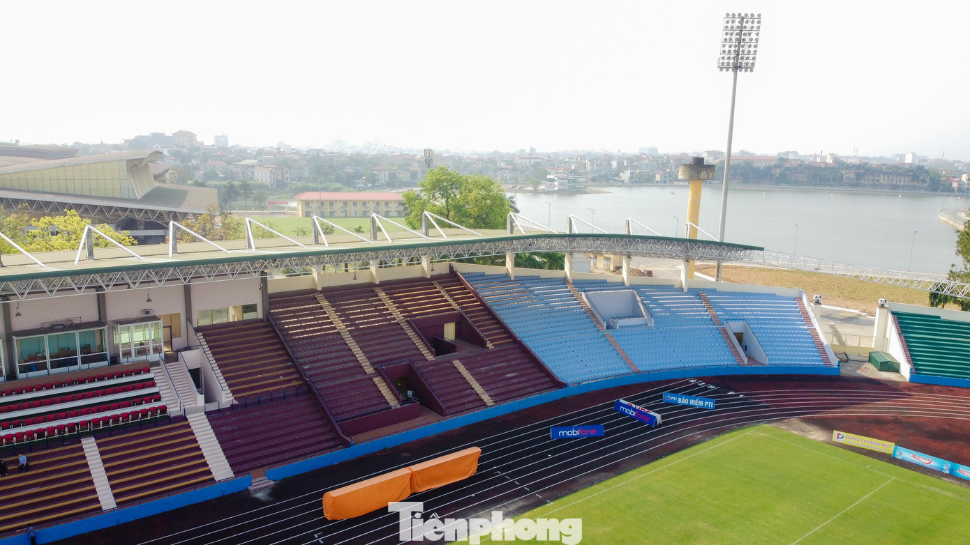 Sân Việt Trì có 4 phòng thay đồ được làm mới. Các hạng mục bên trong đều rất hiện đại, đảm bảo cho 4 đội tuyển cùng lúc có mặt để chuẩn bị cho 2 trận đấu nối tiếp nhau. Sân Việt Trì có 4 phòng thay đồ được làm mới. Các hạng mục bên trong đều rất hiện đại, đảm bảo cho 4 đội tuyển cùng lúc có mặt để chuẩn bị cho 2 trận đấu nối tiếp nhau.