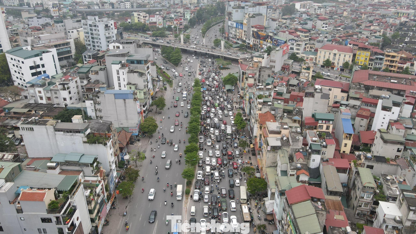 Hàng dài ô tô ùn tắc tại ngã tư Nguyễn Xiển sáng nay.
