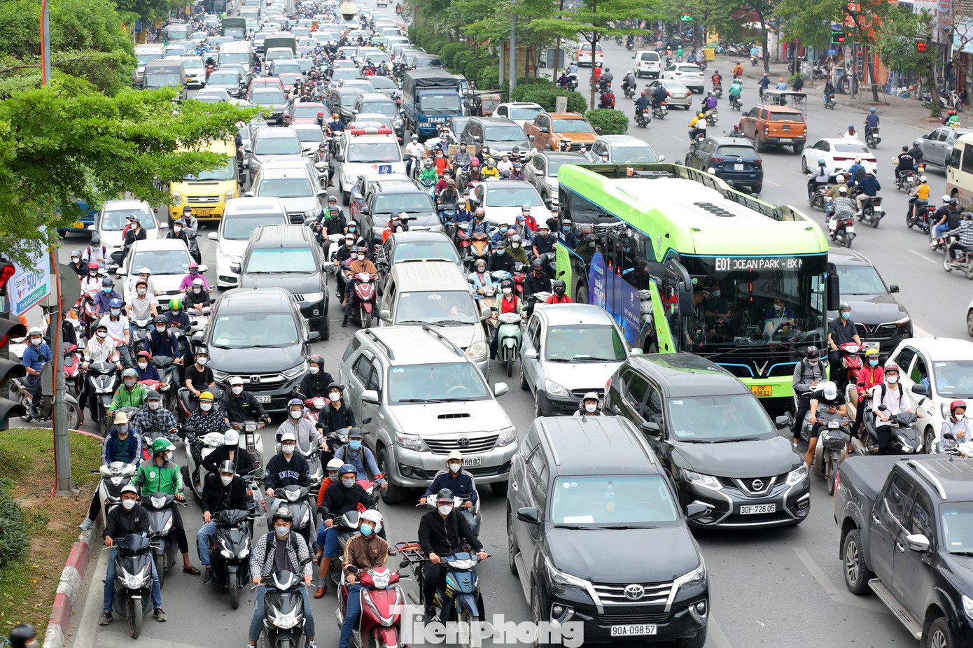 Ùn tắc vào giờ cao điểm buổi sáng. Người dân vật vã vượt "biển người" đến chỗ làm, chỗ học.