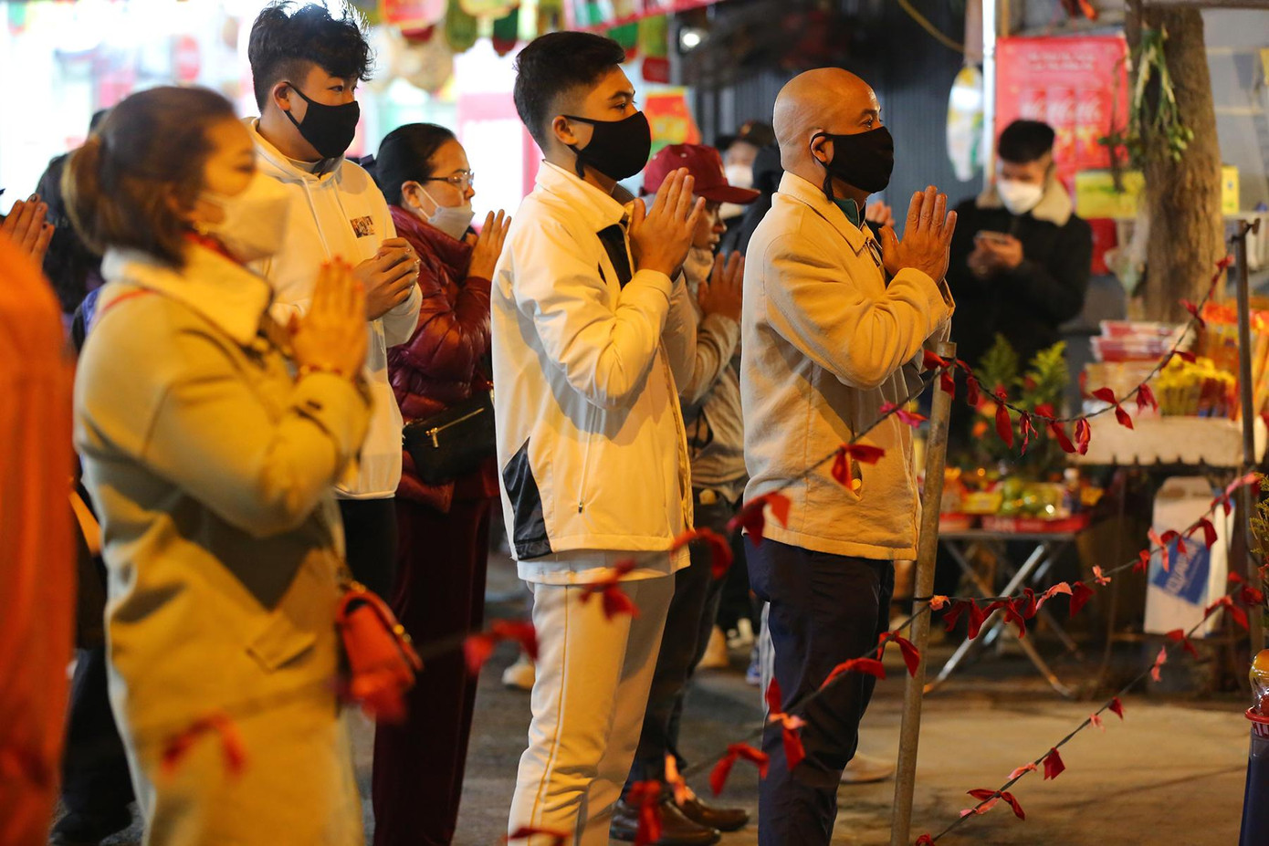 Do yêu cầu phòng chống dịch bệnh của quận Tây Hồ, trong dịp Tết Nguyên đán Nhâm Dần, Phủ Tây Hồ chưa mở cửa do vậy người dân chỉ có thể vái vọng từ xa và đặt giọt dầu qua khe cửa.