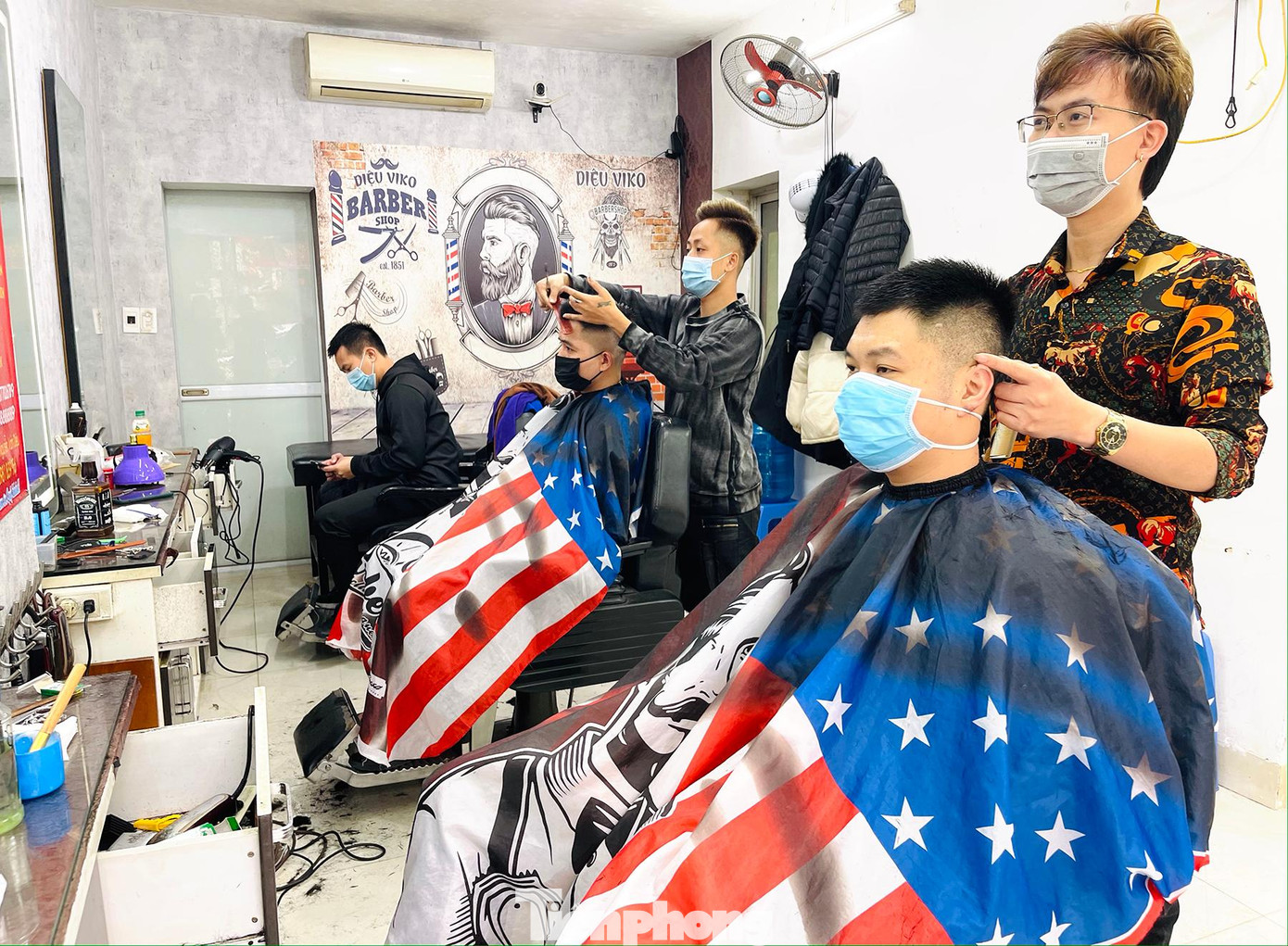 Cắt tóc cũng trở thành dịch vụ làm ăn khá khẩm dịp Tết này. Anh Diệu, chủ cửa hàng cắt tóc nam ở quận Hà Đông cho biết: "Bắt đầu từ 23 âm, khách đến tăng rất nhanh"...