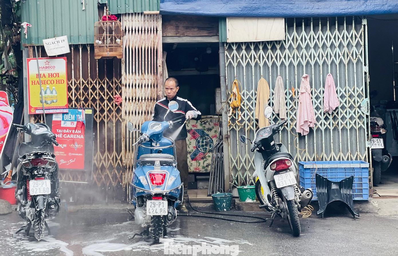 Giá dịch vụ rửa xe máy cũng tăng không "kém cạnh". Ngày thường, giá rửa xe máy chỉ khoảng 20.000 đồng/xe nhưng thời điểm này đã tăng lên gấp rưỡi, thậm chí gấp đôi tuỳ khu vực.