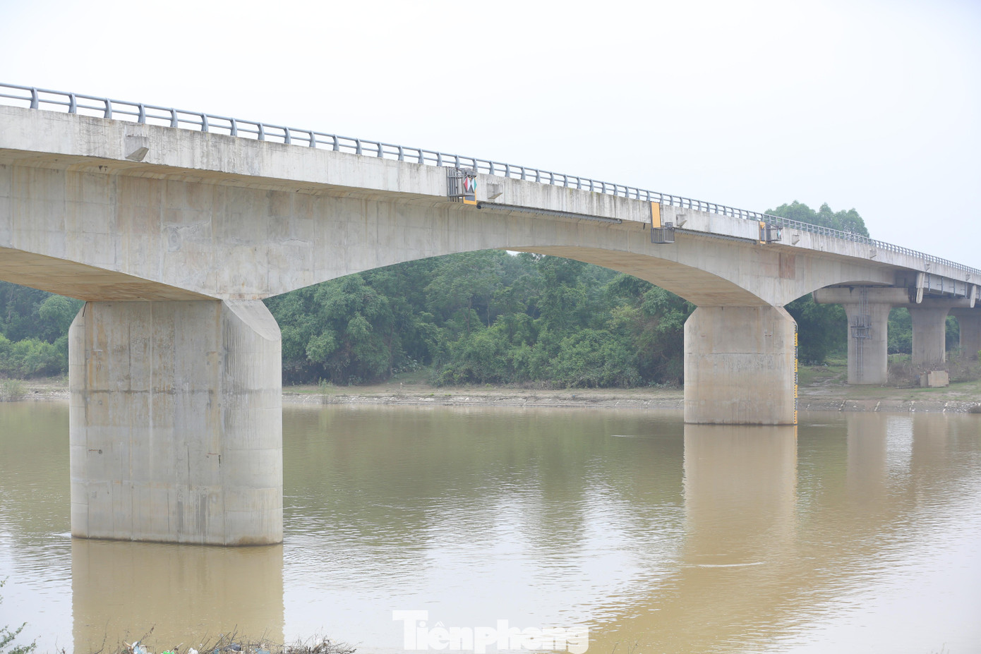 Người dân nơi đây ai cũng mong ngóng cây cầu này sớm đi vào hoạt động để người dân đỡ khổ, đỡ vất vả nhất là khi mùa mưa bão lại sắp tới.