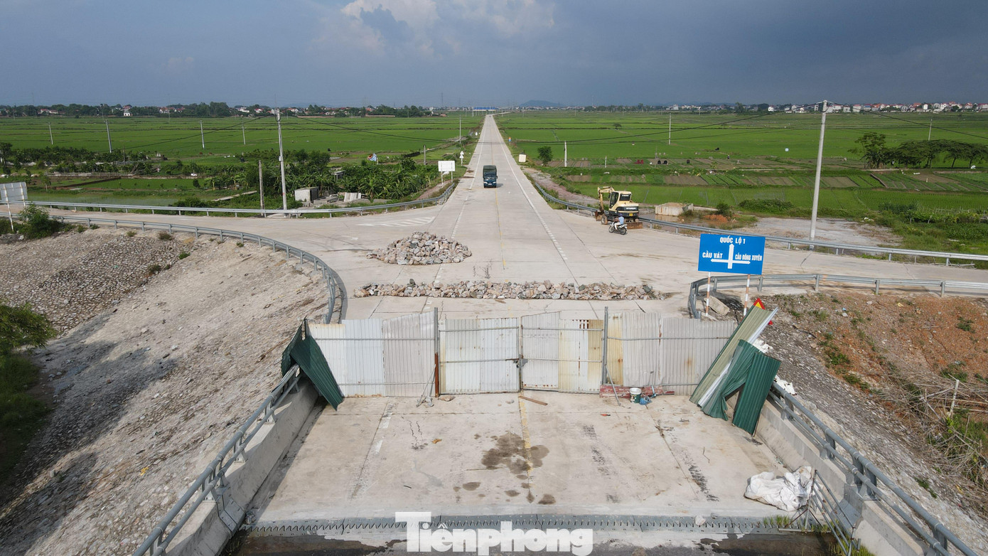 Lối từ đường vành đai 4 lên cầu được rào chắn kỹ bằng những miếng tôn đề phòng người dân đi lên công trình, hạn chế sự cố đáng tiếc xảy ra.