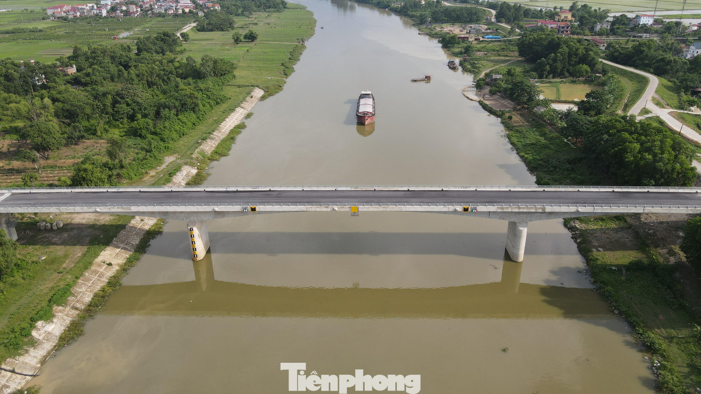 Cầu xây xong đã lâu nhưng vẫn chưa thấy đường lên đâu gây bức xúc cho nhiều người dân nơi đây.