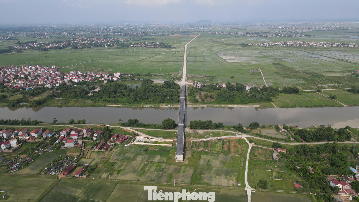 Dự án cầu Xuân Cẩm - Bắc Phú và đường gom bắc qua sông Cầu, đoạn qua địa phận xã Xuân Cẩm (Hiệp Hòa, Bắc Giang) kết nối với xã Bắc Phú (Sóc Sơn, Hà Nội) có tổng mức đầu tư 110 tỷ đồng.