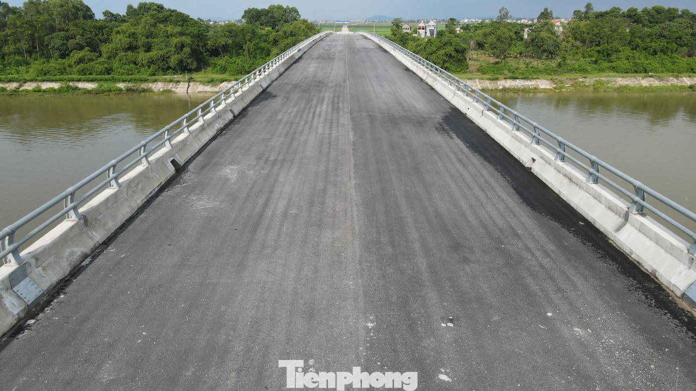 Cầu Xuân Cẩm có tổng chiều dài 479,5 m, bề rộng cắt ngang cầu 12 m.