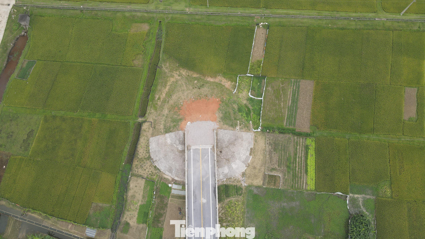 Cây cầu này hoàn thành xây dựng đã hơn 2 năm, nhưng vẫn chưa thể đi vào khai thác vì không có lối lên xuống phía địa phận xã Bắc Phú, huyện Sóc Sơn.