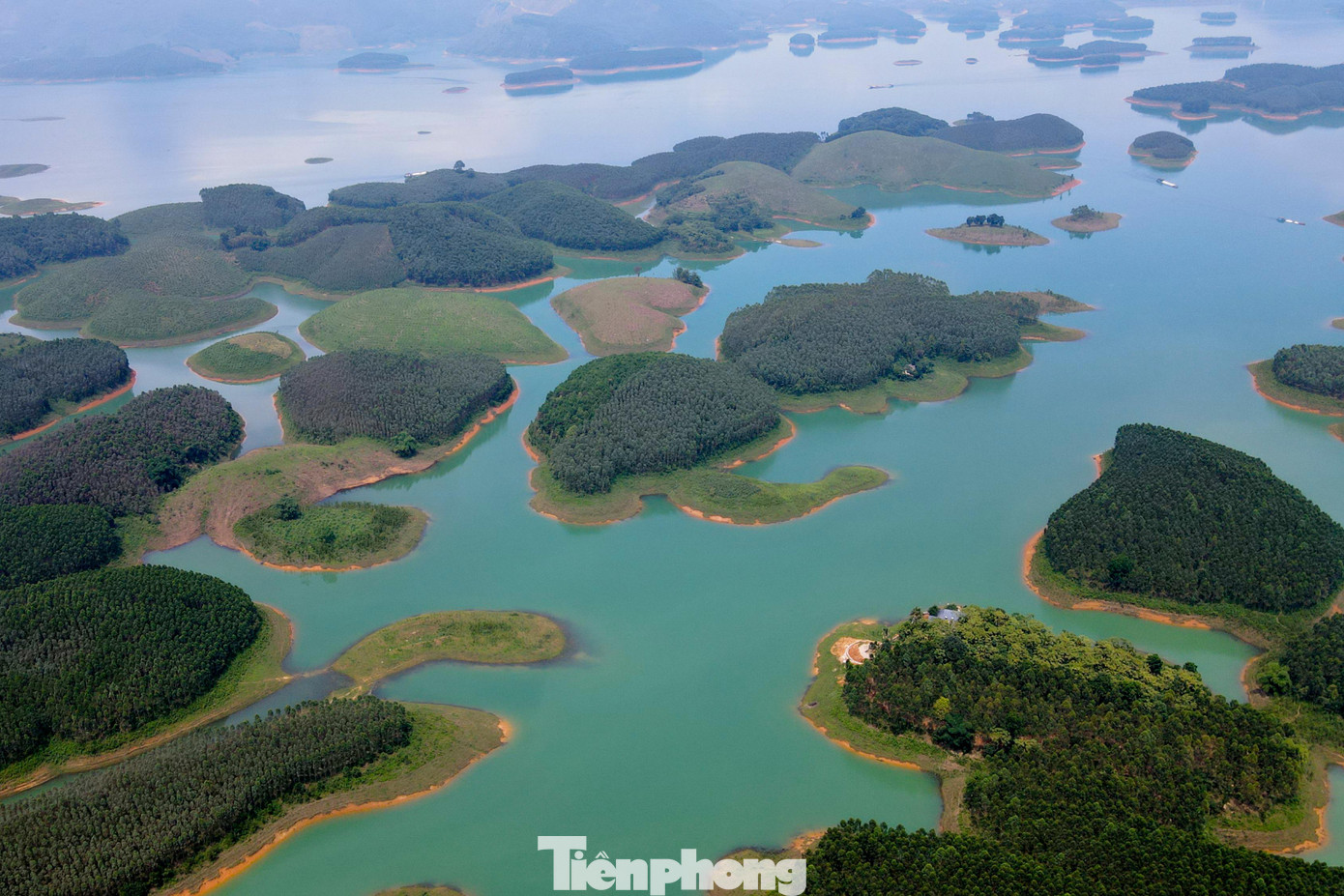 Hồ Thác Bà thuộc tỉnh Yên Bái, là một trong bốn hồ nước nhân tạo rộng nhất Việt Nam, diện tích chỉ đứng sau hồ Hòa Bình, hồ Sơn La và hồ Trị An (Đồng Nai).