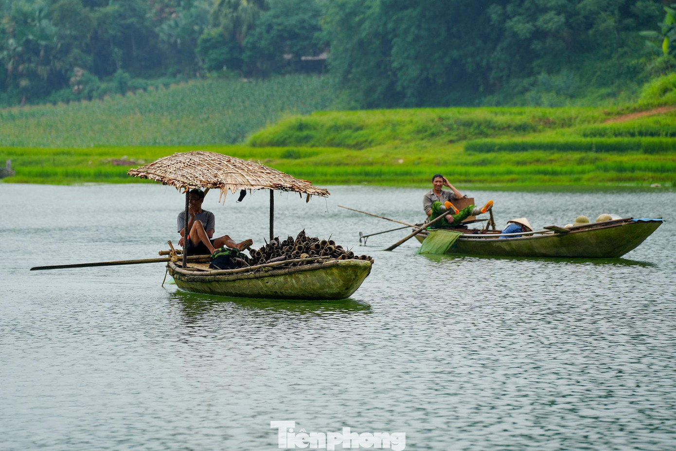 Vẻ đẹp thơ mộng, yên bình của Thác Bà cũng là nơi mưu sinh của người dân nơi đây.