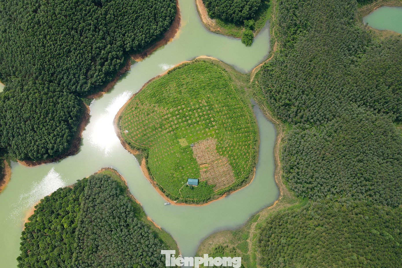 Hồ có diện tích rộng khoảng 28.000ha, riêng mặt nước rộng gần 20ha, chiều dài 80km, mực nước sâu 50-60m, chứa được 3 đến 3,9 tỉ mét khối nước.