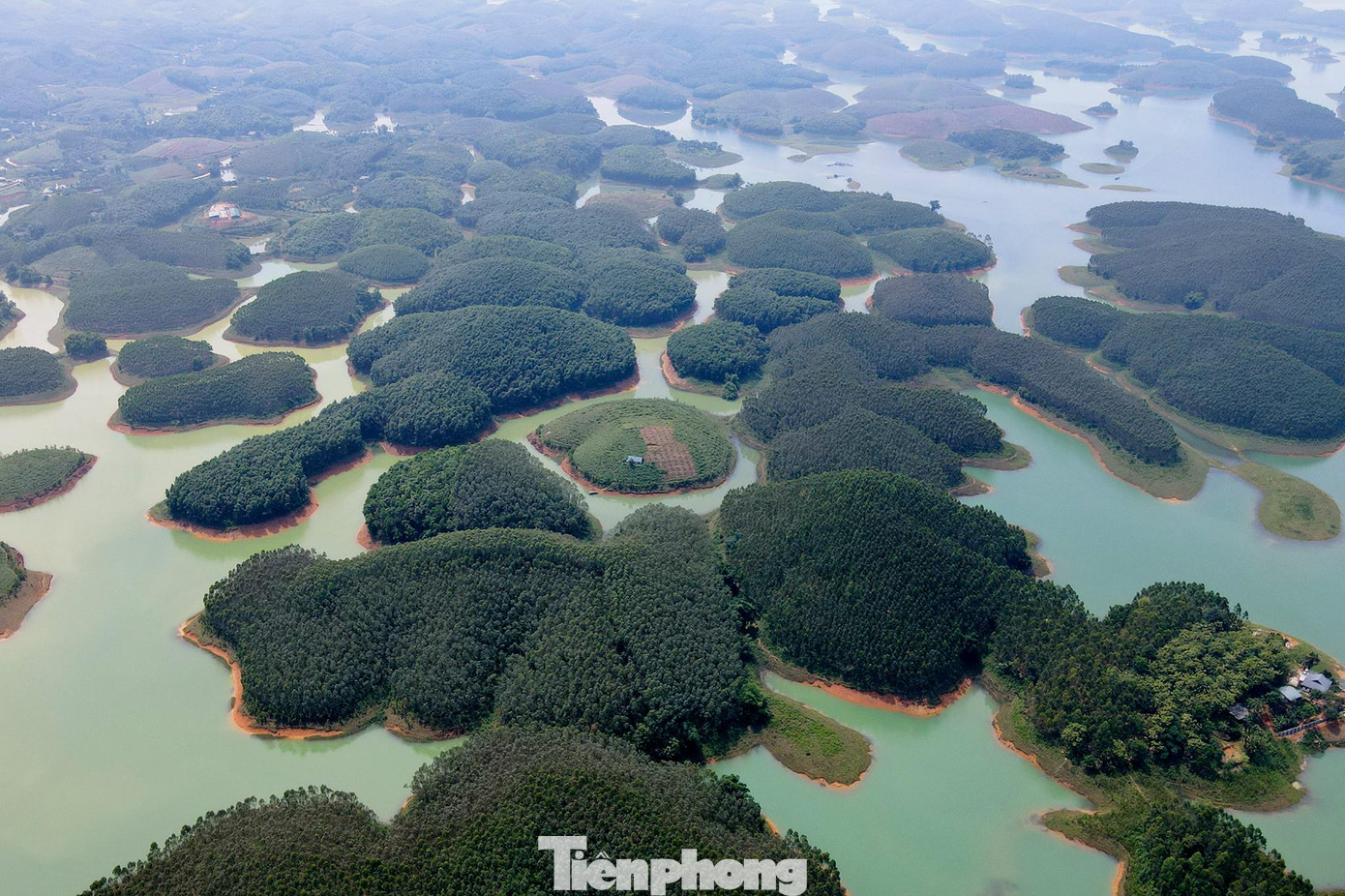 Vẻ đẹp thơ mộng nơi đây được ví như "Vịnh Hạ Long trên núi" của đại ngàn Tây Bắc.