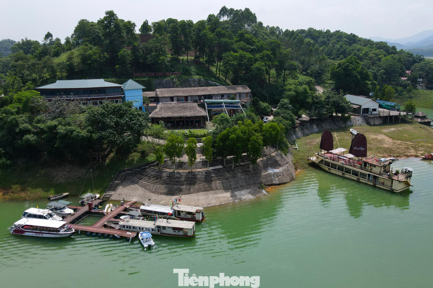 Để đời sau còn lưu nhớ, người dân đã đặt tên hồ là Thác Bà, trong khi Thác Ông được đặt cho tên một cây cầu nằm trong thị trấn Thác Bà.