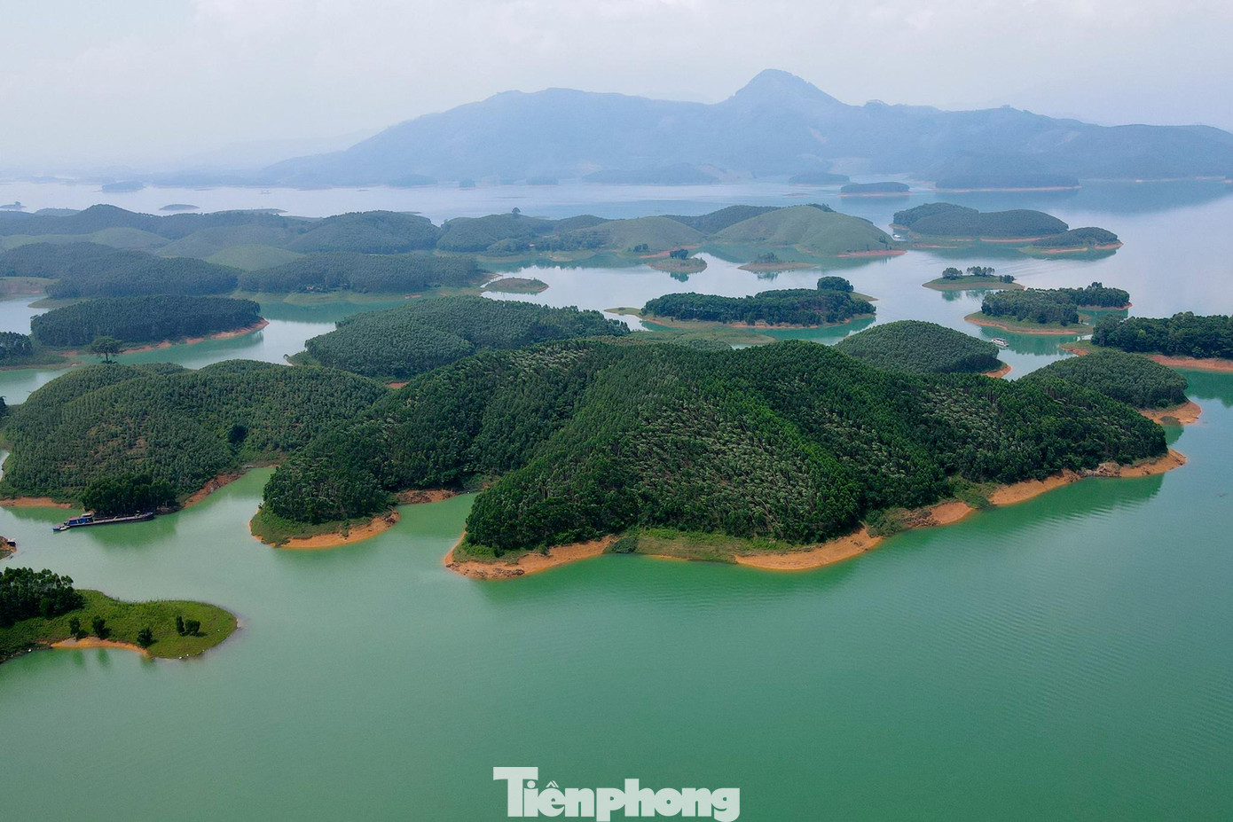Trước đây từng có hai thác nước tuyệt đẹp với dòng nước mạnh chảy xiết, cư dân địa phương vẫn gọi "Thác Ông" - "Thác Bà". Với tiềm năng sản xuất điện năng lớn nên nhà máy thủy điện đã hình thành.