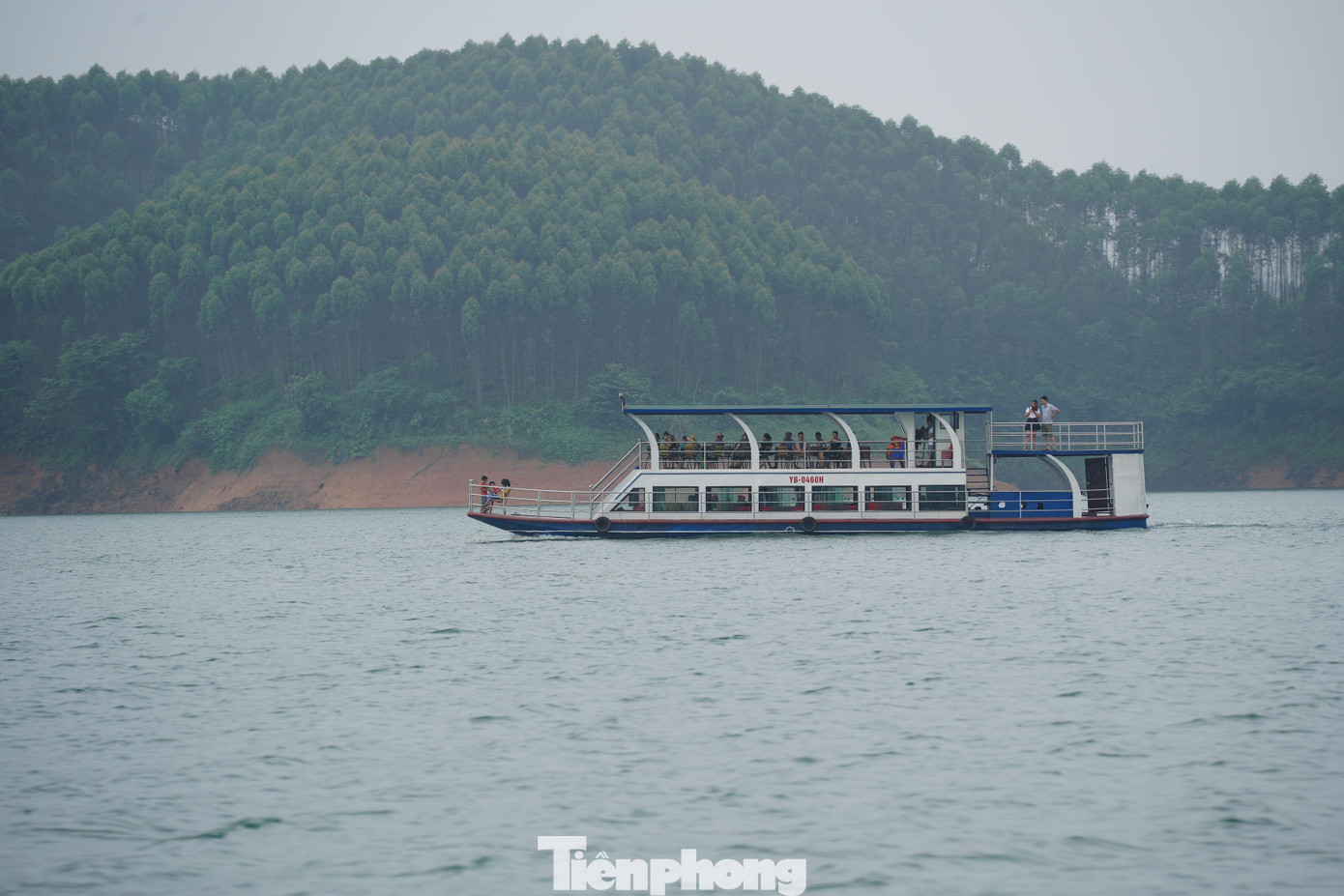 Người dân hào hứng tham gia trải nghiệm hồ Thác Bà ngày cuối tuần.