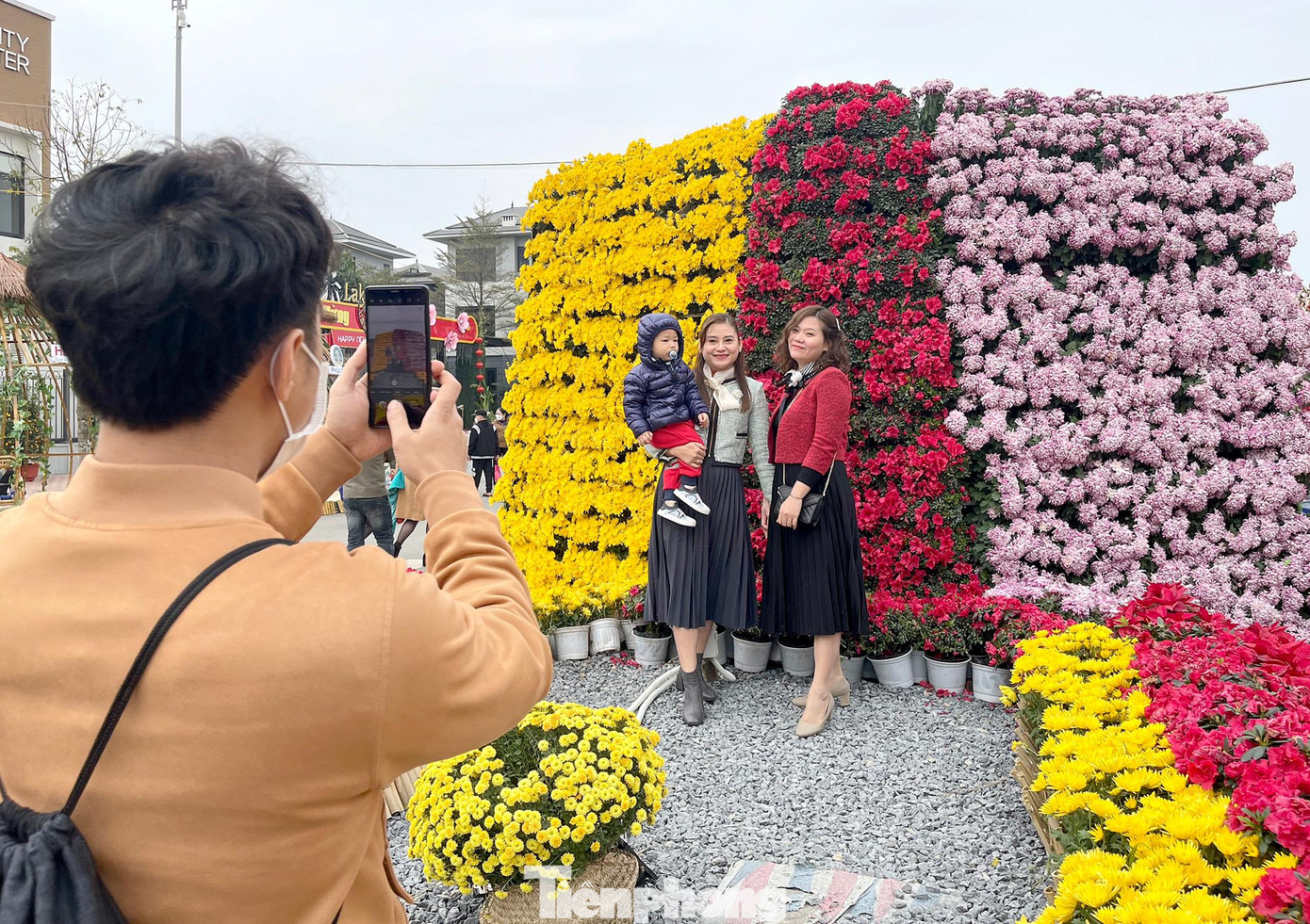 Tại đường hoa, có hơn 35.000 chậu hoa với 200 loại hoa, củ, quả đầy đủ sắc màu rực rỡ được mang về từ khắp mọi miền tổ quốc: hoa súng Đà Nẵng, hoa hướng dương ở Mê Linh, hoa tươi đủ màu tại làng Xuân Quan, rau củ quả Sơn Tây...